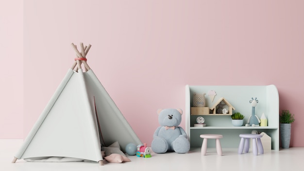 na sala de jogos infantil com tenda e mesa sentado boneca na parede rosa vazia.