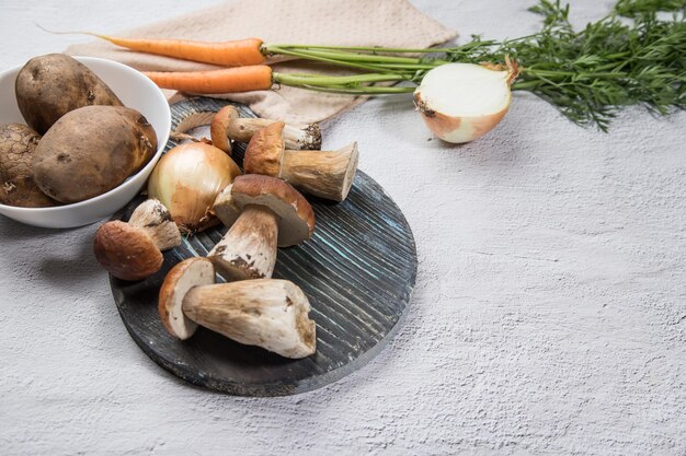 Na tábua de cortar cogumelos porcini floresta antes de cozinhar