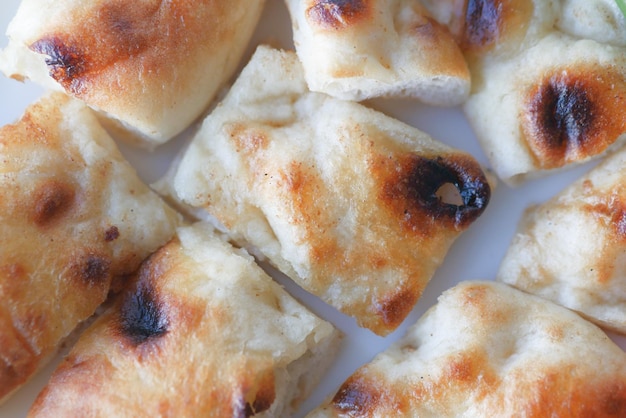 Naan-Brot auf einem Holzbrett