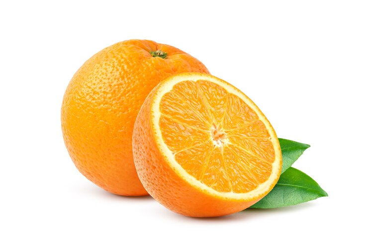 Nabel Orange mit halbierten und Leves isoliert auf weißem Hintergrund.