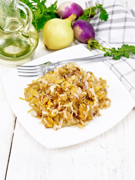 Nabo frito en plato sobre mesa de madera