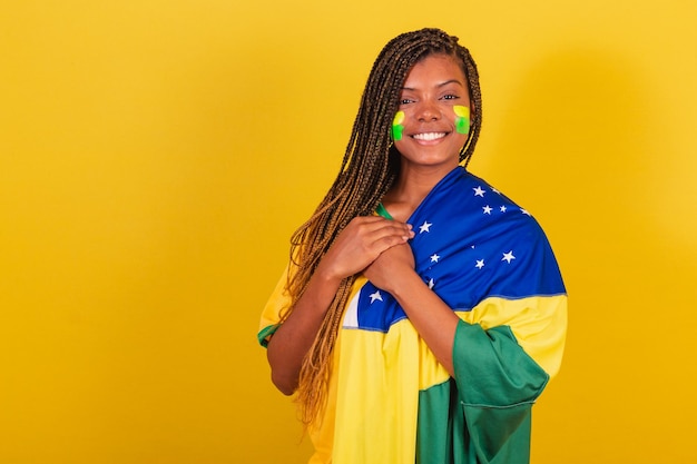 Nace una joven aficionada al fútbol brasileña de una mujer negra que canta el himno de la bandera