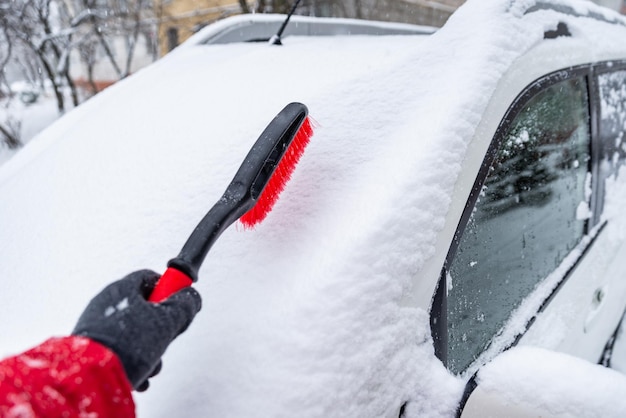 Nach Blizzard Auto mit Schnee bedeckt
