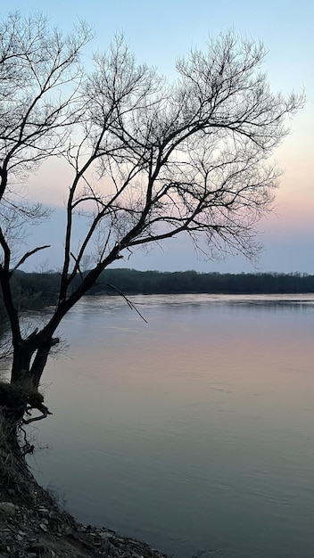 nach Sonnenuntergang Dämmerung über dem Fluss