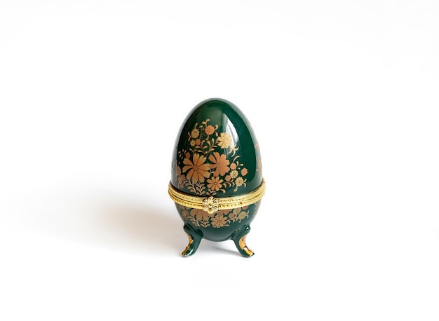 Nachahmung einer Schmuckschatulle aus Fabergé-Eiern in Grün und Gold auf weißem Hintergrund