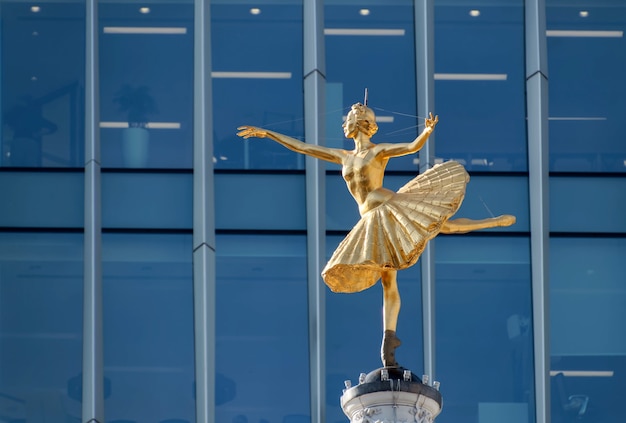 Nachbildung der Statue von Anna Pavlova auf der Kuppel des Victoria Palace Theatre in London