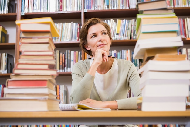 Nachdenklich Lehrer in der Bibliothek