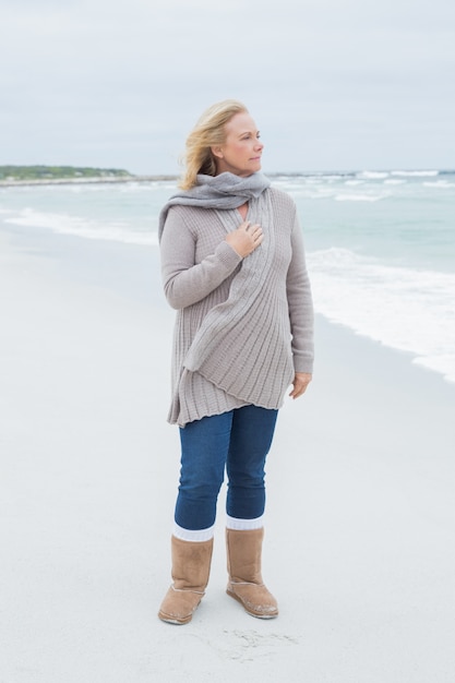 Foto nachdenkliche beiläufige ältere frau am strand