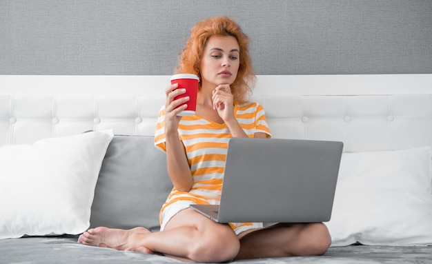 Nachdenkliche Frau Freelancer mit Kaffee Arbeit zu Hause auf Laptop Freelancer Frau Arbeit zu Hause