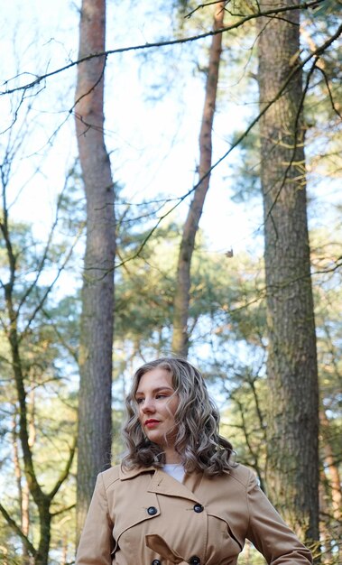 Foto nachdenkliche frau im wald