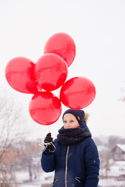 Nachdenkliche Frau mit Luftballons