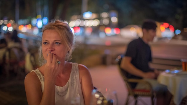 Foto nachdenkliche frau sitzt nachts im café