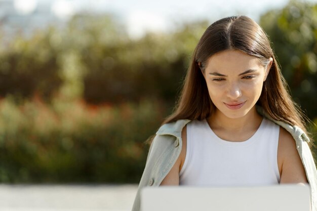 Nachdenkliche Freiberuflerin mit Laptop-Computer, die online arbeitet. Student studieren, Sprache lernen