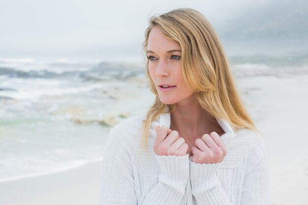 Nachdenkliche junge Frau am Strand