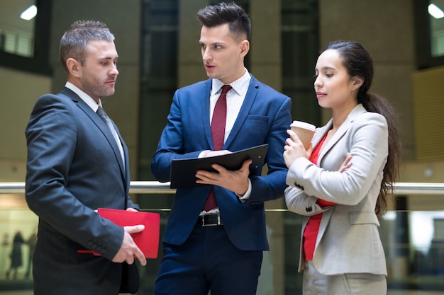 Nachdenkliche Kollegen beim Brainstorming zur Strategie