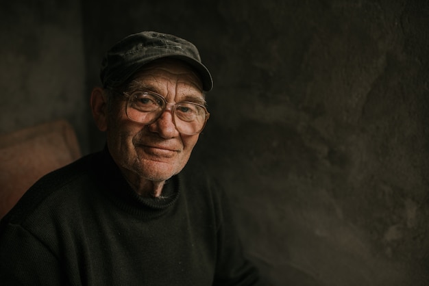 Nachdenklicher alter Mann in Brille mit grauem Haar