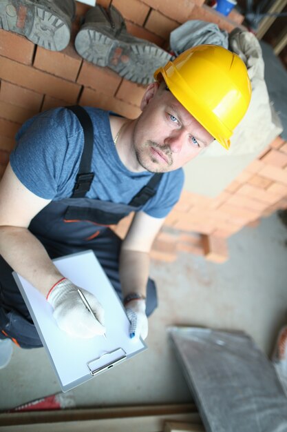 Nachdenklicher Arbeiter im Helm