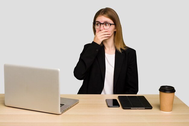 Nachdenklicher Blick auf einen Kopierraum, der den Mund mit der Hand bedeckt