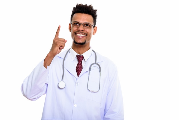 Nachdenklicher glücklicher afrikanischer Mannarzt, der lächelt, während Finger oben zeigt