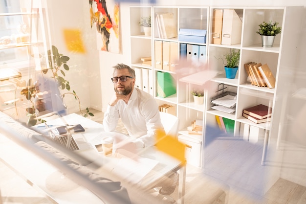 Nachdenklicher männlicher Manager im Amt