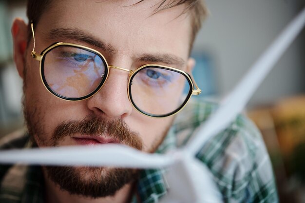 Foto nachdenklicher windenergieingenieur