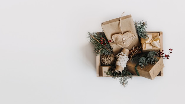 Nachhaltige Weihnachten Zero Waste Geschenke natürliche Weihnachtsdekoration Weihnachtskomposition mit Geschenken Tanne