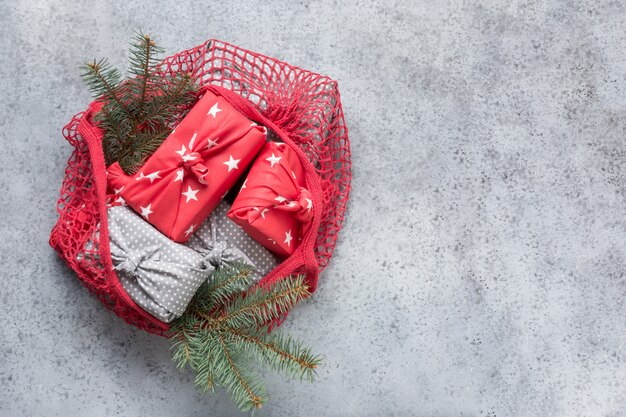 Nachhaltige Weihnachtsgeschenke ohne Abfall in roter Baumwoll-Eco-Mesh-Tasche