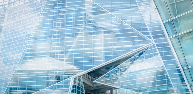 Nachhaltiges Glasgebäude und Windkraftkonzept Windkraftanlage und blauer Himmel reflektieren Nachhaltigkeit