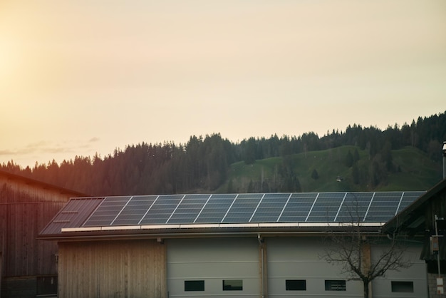 Nachhaltiges Leben in der Zukunft: Moderne schwarze Sonnenkollektoren versorgen ein Privathaus mit erneuerbarer Energie. Erneuerbare Energie für das Wohnkonzept