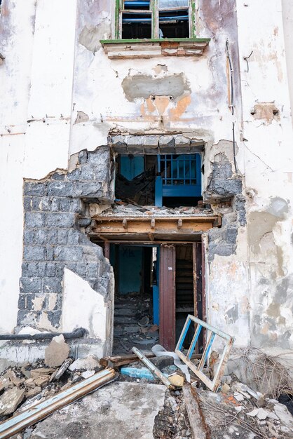 Nachkriegslandschaft Zerstörte Gebäude Kriegsruinen Zerstörte Stadt nach der Bombardierung Tote Stadt Zerbombte Gebäude Trümmergebäude Kriegszerstörung