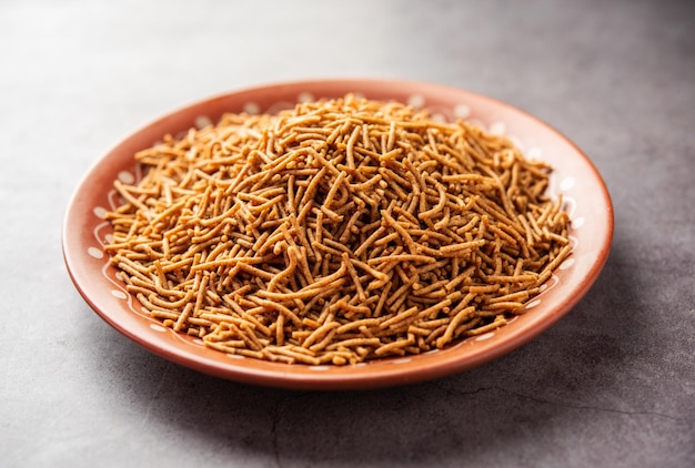 Nachni o Ragi Sev es un delicioso fideo crujiente hecho de mijo comida india saludable