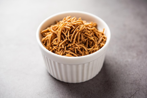 Nachni oder Ragi Sev ist eine köstliche knusprige Nudel aus Fingerhirse gesundes indisches Essen