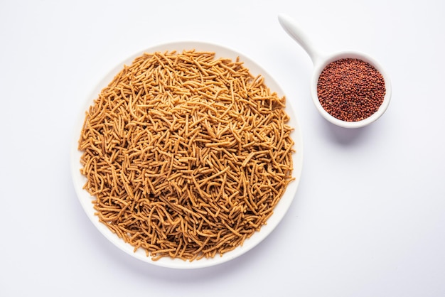 Nachni oder Ragi Sev ist eine köstliche knusprige Nudel aus Fingerhirse gesundes indisches Essen