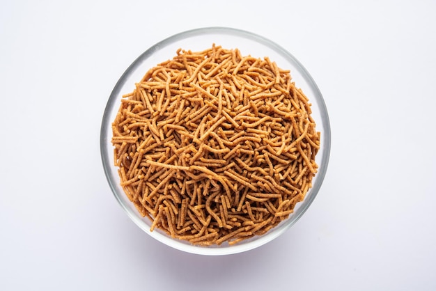 Nachni oder Ragi Sev ist eine köstliche knusprige Nudel aus Fingerhirse gesundes indisches Essen