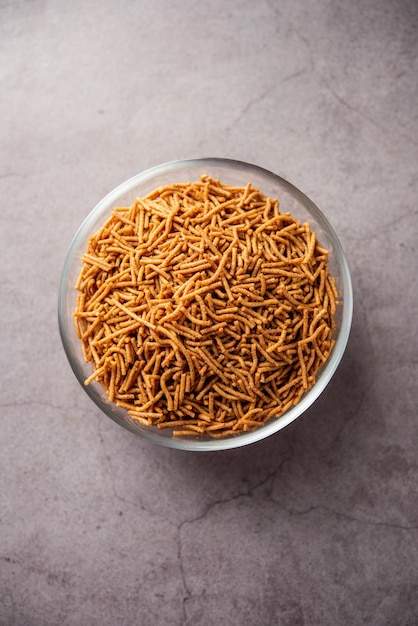 Nachni oder Ragi Sev ist eine köstliche knusprige Nudel aus Fingerhirse gesundes indisches Essen