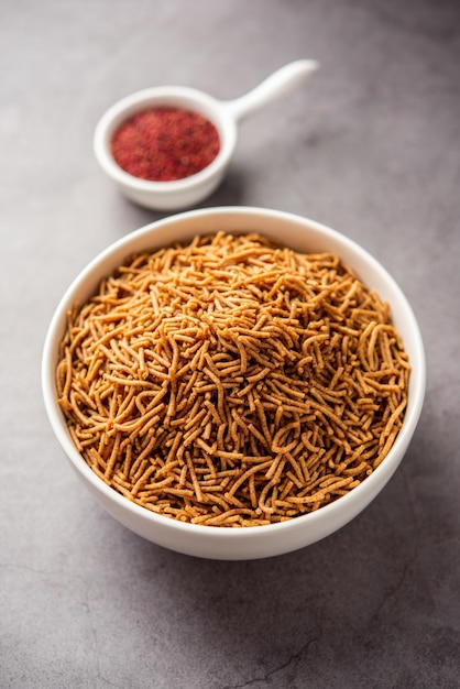 Nachni oder Ragi Sev ist eine köstliche knusprige Nudel aus Fingerhirse gesundes indisches Essen