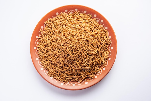 Nachni oder Ragi Sev ist eine köstliche knusprige Nudel aus Fingerhirse gesundes indisches Essen