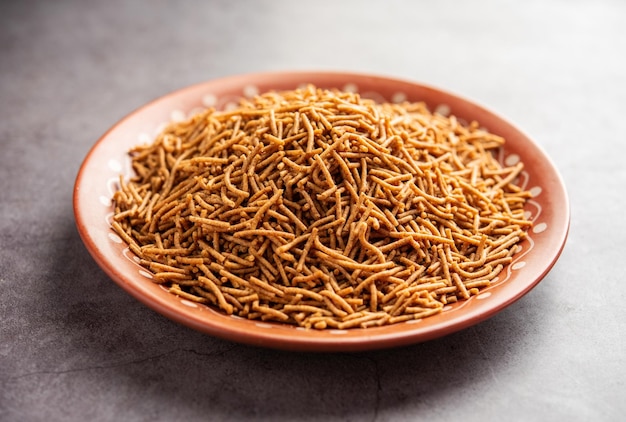 Nachni oder Ragi Sev ist eine köstliche knusprige Nudeln aus Finger Hirse gesundes indisches Essen