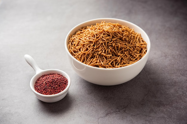 Nachni ou ragi sev é um delicioso macarrão crocante feito de milho de dedo comida indiana saudável