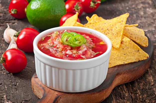 Foto nacho chips y salsa mexicana en un tazón de madera