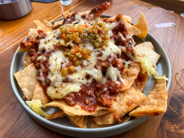 Nachos en un bol con queso listo para comer