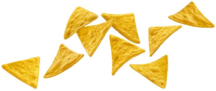 Foto nachos caindo isolados no fundo branco