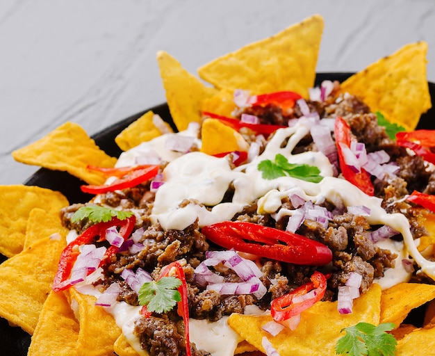 Nachos cargados en una sartén de hierro fundido