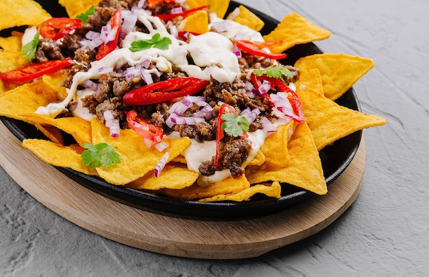 Nachos cargados en una sartén de hierro fundido