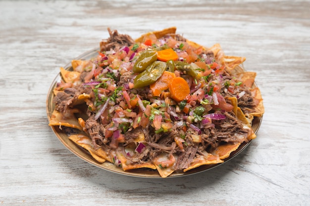 Nachos con carne, comida típica mexicana.