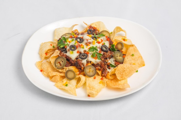 Nachos de carne molida picante de comida mexicana famosa Tortillas crujientes calentadas con queso derretido y jalapeño servidos como bocadillos