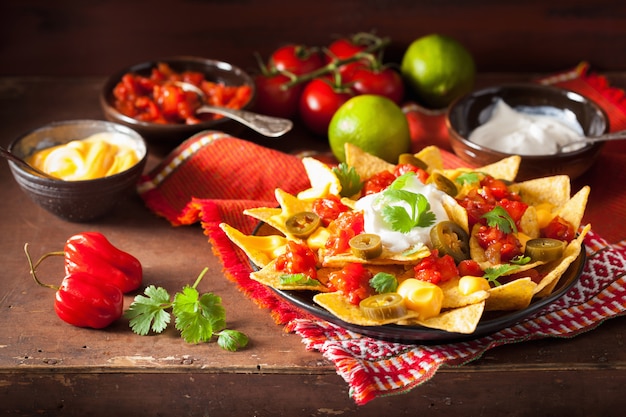 Nachos carregados com salsa, queijo e jalapeno