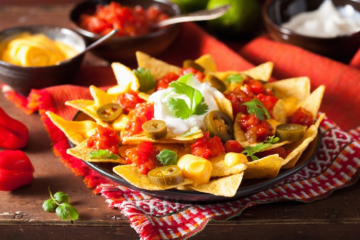 Foto nachos carregados com salsa, queijo e jalapeno