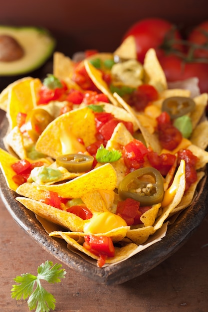 Nachos carregados com salsa, queijo e jalapeno