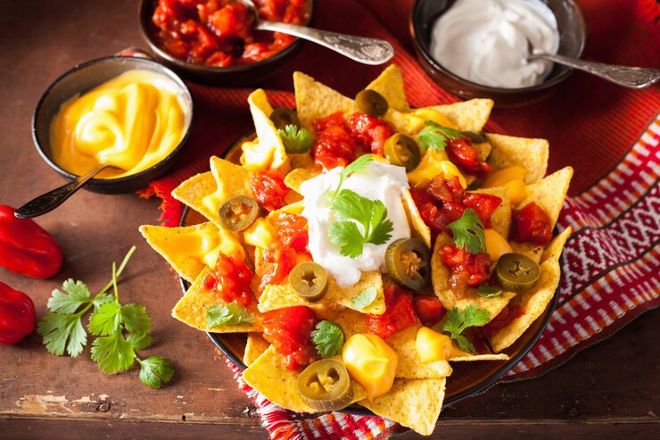 Foto nachos carregados com salsa, queijo e jalapeno